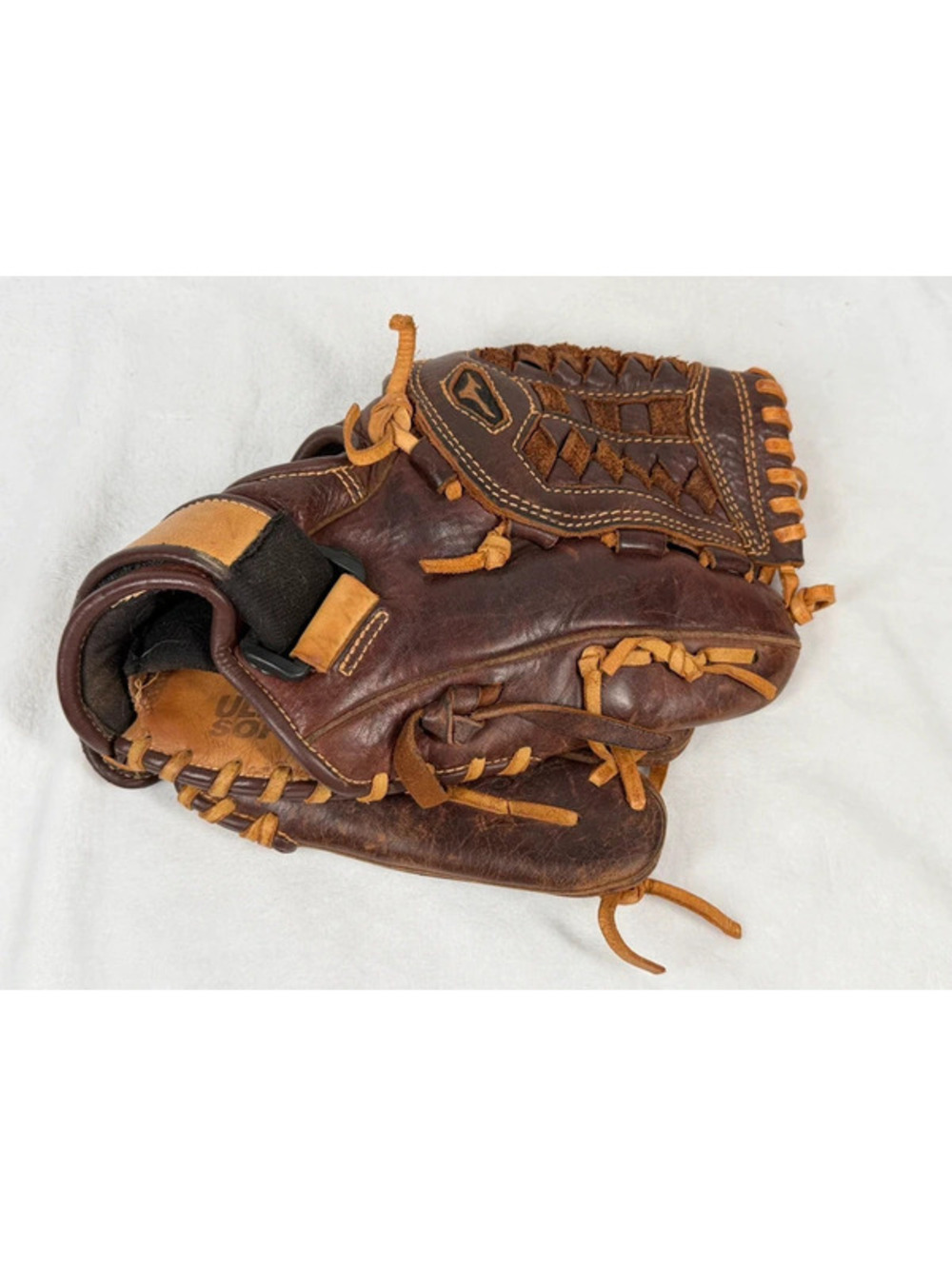 Mizuno MVP Fastpitch Series: GMVP1175F2 features an 11.75-inch Brown Glove